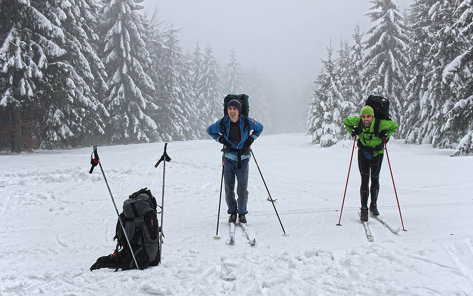 Výstup na Paprsek vypadal jako skutečný zimní přejezd hor. Sněhu bylo plno a jen mírně do něj mrholilo.