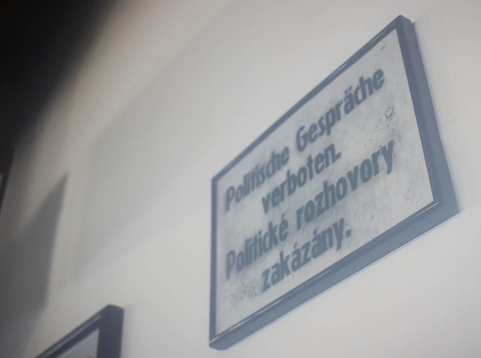 Pod touto cedulkou jsme ve všeobecném napětí vyčkávali v doslova dusné atmosféře přeplněné horské chaty Paprsek na výsledek prezidentské volby, ve které těsně zvítězil Miloš Zeman.