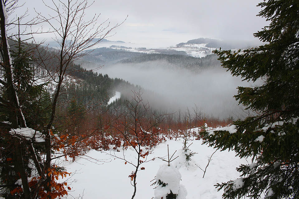 Když se výjímečně protrhla mlha, mohli jsme v hloubce pod sebou spatřit Adamovské údolí.