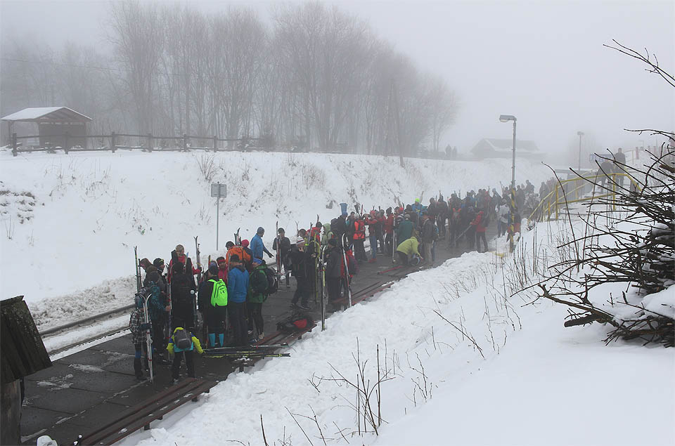 Na <a href="/Tema/Ramzová (žzast)">nádraží v Ramzové</a> čekala za soumraku na vlak do Šumperka snad stovka běžkařů. My jsme ale pokračovali dál.