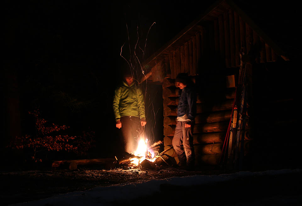 Večer jsme strávili u ohně, noc v přístřešku pod Javoříkem. Nad ránem přišla obleva, foukal vítr a v lese ze stromů pršelo tak, že jsme byli náramně vděční za kus střechy nad hlavou.