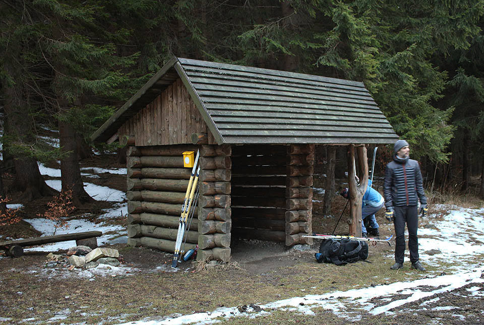 Naše nocoviště v šedivém nedělním ránu. Čeká nás dalších 30 km na cestě, tentokrát s běžkami na batohu.