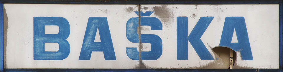 <a href="/Tema/Baška (žst)">Železniční stanice Baška</a>, na které jsme vystoupili v pátek večer z vlaku, je známá především díky dávnému vtipu, při němž si Stopař chtěl v <a href="/Tema/Adamov (žst)">Adamově</a> koupit jízdenku z <a href="/Tema/Pržno (žst)">Pržna</a> do <a href="/Tema/Baška (žst)">Bašky</a>.