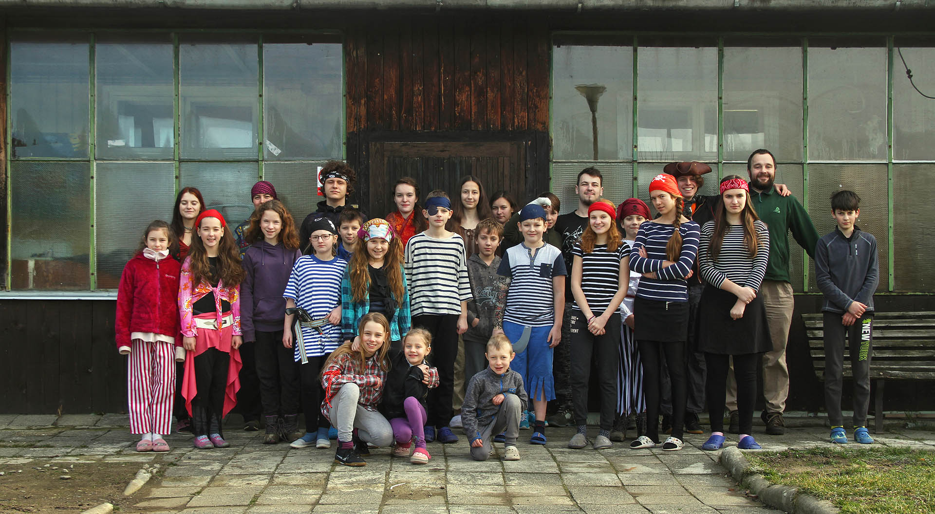 27 hodoňovických pirátů - 18 plavčíků, 6 důstojníku a 3 návětěvy.