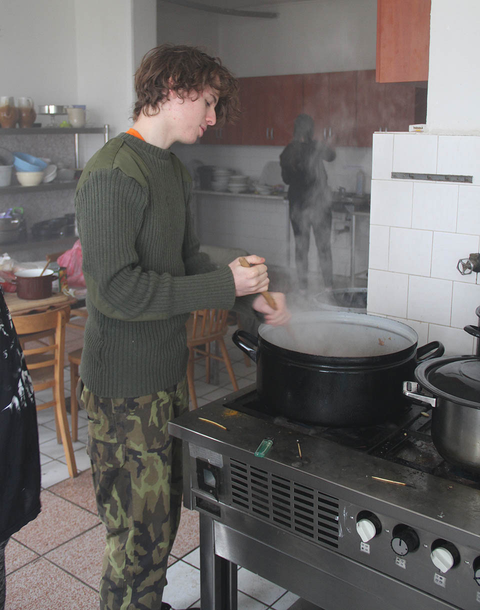 Zotročený Volta v kuchyni připravuje pravou námořnickou šlichtu.