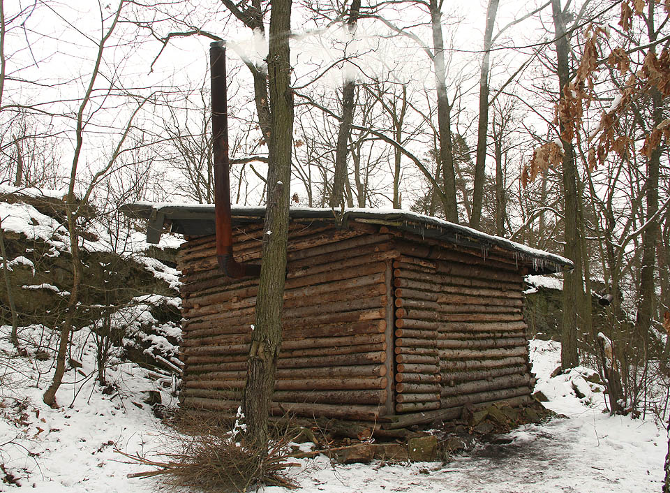 Srub Prasklý džbán v zimě.
