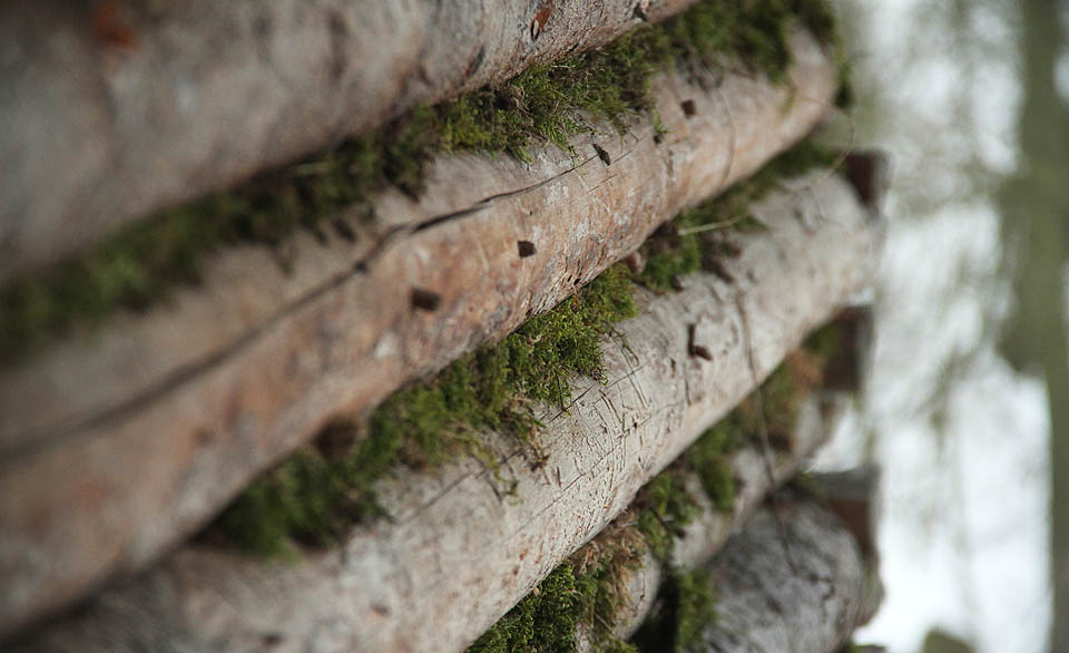 Kdo byl ale vevnitř, nemusel se zimy bát. Stěny vycpané pečlivě mechem a pobité zevnitř starými přikrývkami zajistily příjemnou teplotu dokud kamna nevyhalsa.