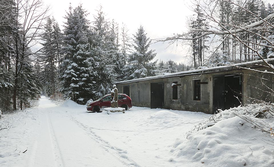 Zima přišla letos až na konci zimy. V půli března zasypala Munu slušná vrstva sněhu. Winoga se svým vozem ovšem projel.