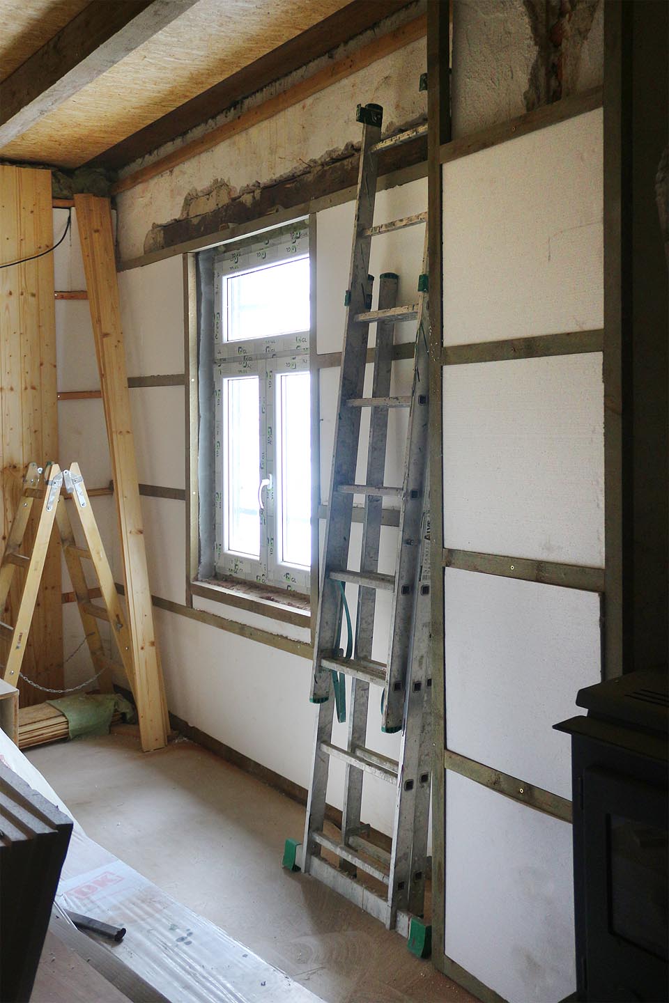 Hlavním výsledkem naší práce byl polystyrenový obklad východní stěny velké klubovny. Zbytek času zabralo vyhrabávání dřeva zpod sněhu a jeho porcování, abychom vytopili aspoň tři obyvatelné místnosti.