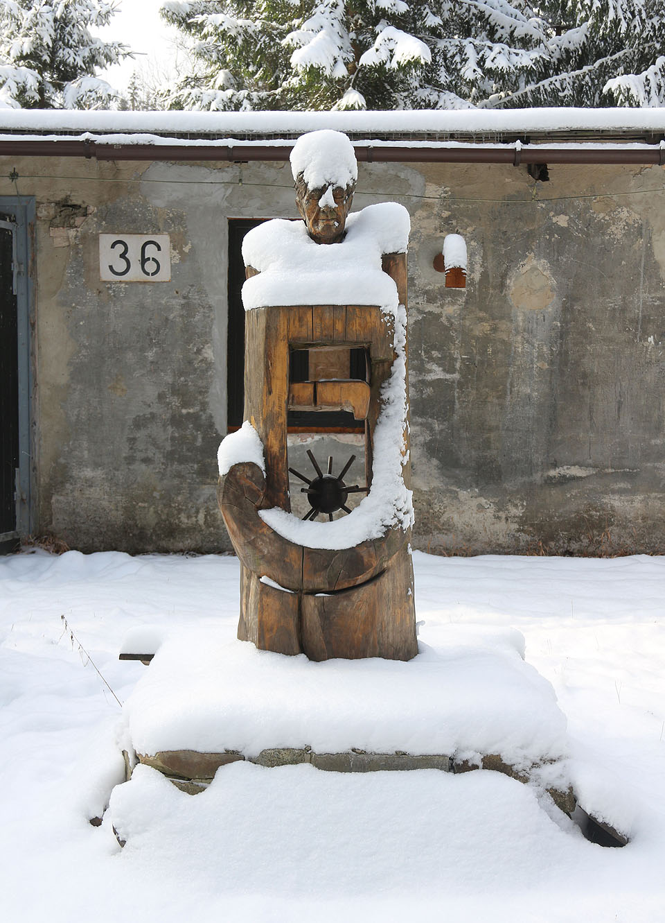 Socha Jaroslava Foglara dostala od přírody krásnou novou bílou čepici. Už zase vypadá jako francouzský četník.