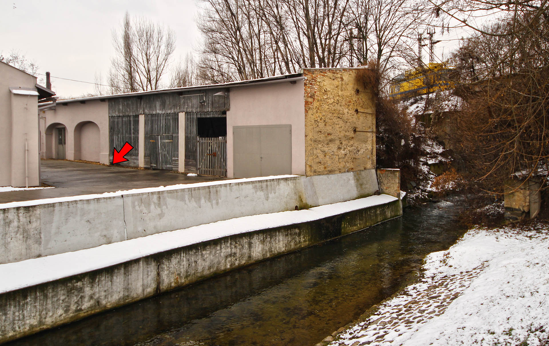 Díky výborné spolupráci s hlídači v areálu brněnských škrobáren byla skrýš č. 6 hlídána doslova ve dne v noci. Účastníci tak nakoukli do nejstarší části průmyslového areálu po železničním náspem spojky z <a href="/Tema/Brno dolní nádraží">dolního nádraží</a> do <a href="/Tema/Brno-Černovice odbočka (odbočka)">odbočky Černovice</a>.