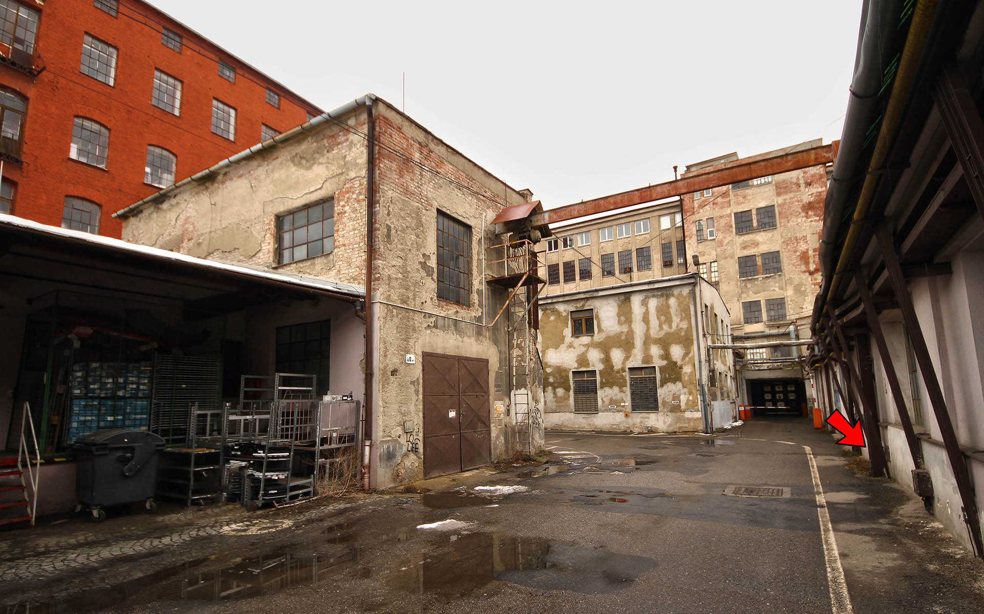 Naopak sedmá skrýš, ukrytá v areálu <a href="/Tema/Mosilana">bývalé textilky Mosilany</a>, byla přístupná jen po určitou část dne. Připravili jsme tak malý chyták pro nažhavené cachery, kteří se na místo dostavili už o půlnoci.