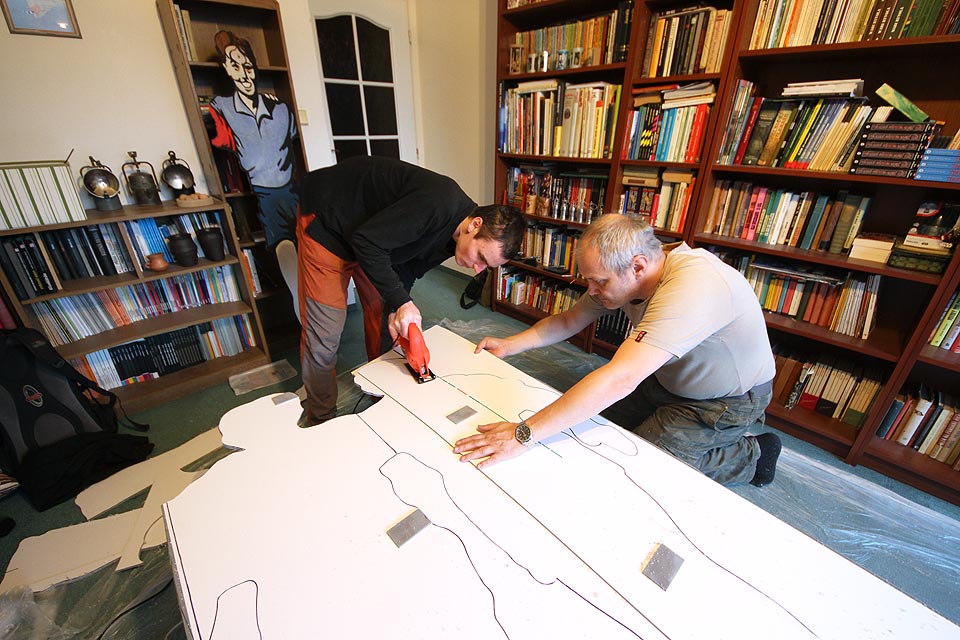 Zatímco soutěžící slídili po skrýších v brněnských ulicích, daleko odtud, v <a href="/Tema/Praha">Praze</a> probíhala utajená příprava závěrečného setkání. Začala výrobou figurín Rychlých šípů doma u Kawi s Přebralem, se kterou nám pomáhali ¥ a Menhart.