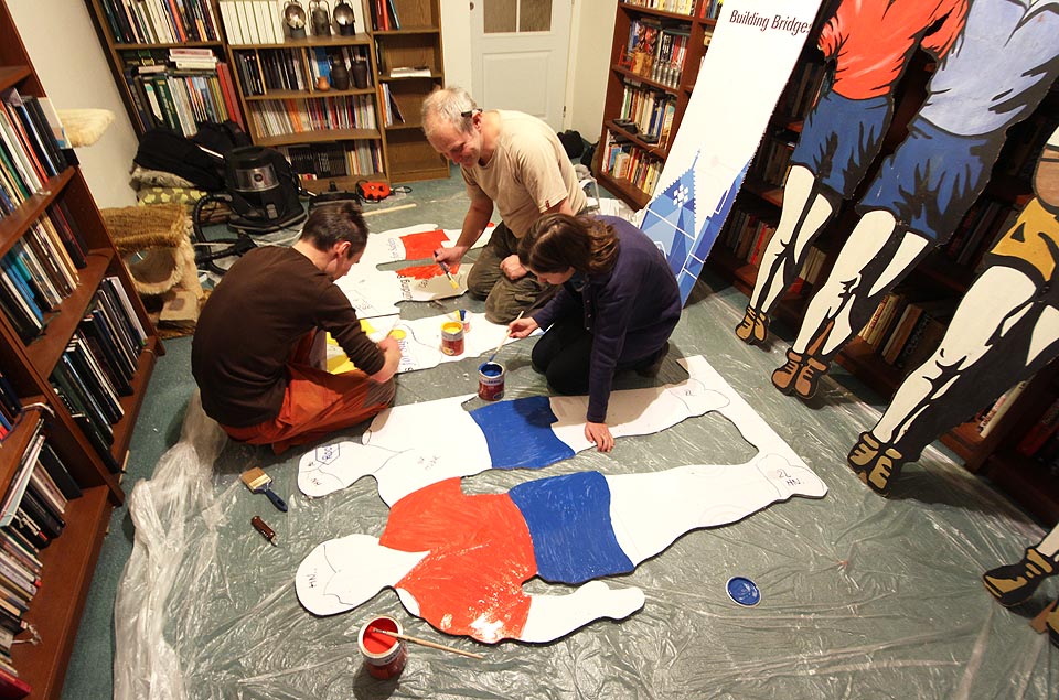 Ze sofistikované plastové lepenky jménem kappa bylo třeba nejprve vyříznout obkrelené panduláky, pak nastalo natírání spodní vrstvy barvami zakoupenými v krámku na <a href="/Tema/Cejl (ulice v brně)">Cejlu</a>.