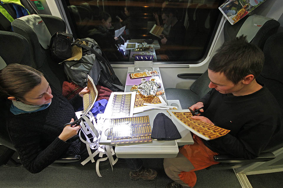 Na zpáteční cestě pak v IC573 Metropolitan probíhala intenzivní příprava - stříhání lístků a ražba odzanků pro třetí kolo hry.