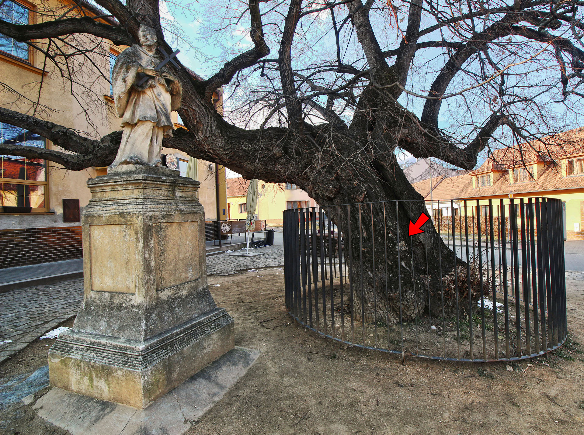 Spojujícím prvkem třetího kola byly sochy, památníky a pomníky. Začali jsme proto skrýší číslo 9 umístěnou v Bystrci u legendární hospody U Štávů (nyní Pod Lípou), kde se letos konají oslavy 100 let českého trampingu.