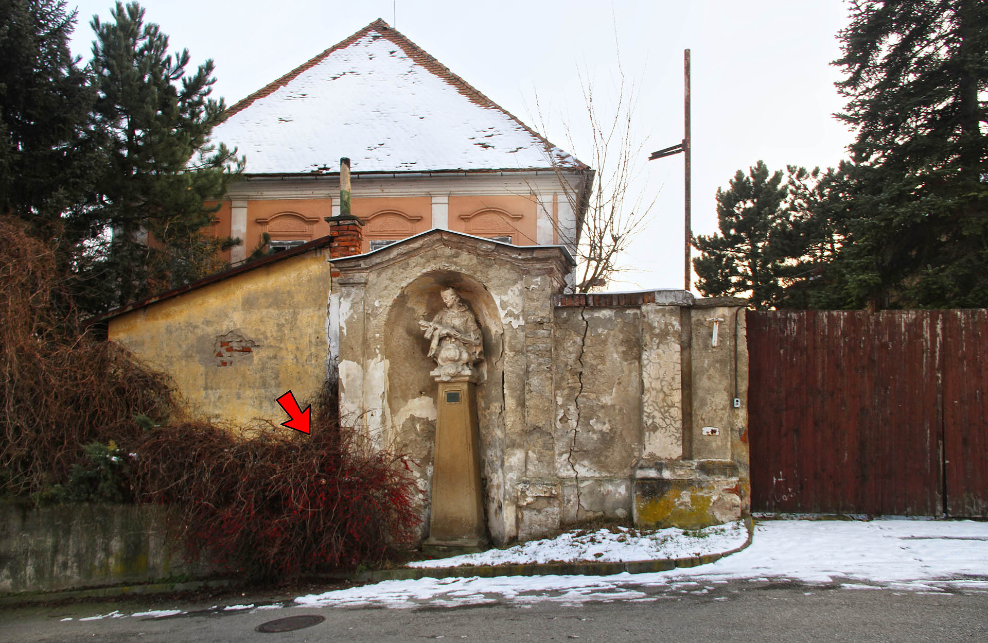 Ve všední dny jsem se po cestě z práce toulal městem a hledal další zapadlé kouty vhodné pro hru. Došlo tak třeba na jednu z nejméně známých brněnských soch - svatého Jana Nepomuckého u Ivanoviského zámku, pod kterým byla skrýš č. 10. Jako jediná netradičně v krabičce od doutníků.