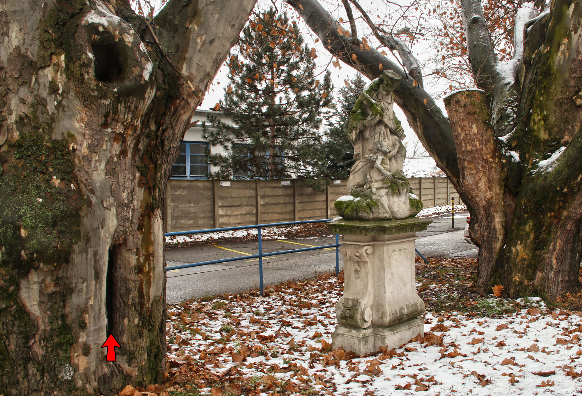 Jedenáctka byla jedním z nejproblémovějších stanovišť. Původní krásnou barokní sochu sv. Jana jsme museli opustit, protože nám hlídač z blízkého areálu Setra ukradl skrýš i s obsahem. V pondělí o půlnoci jsme tak uvedli do provozu novou skrýš… 