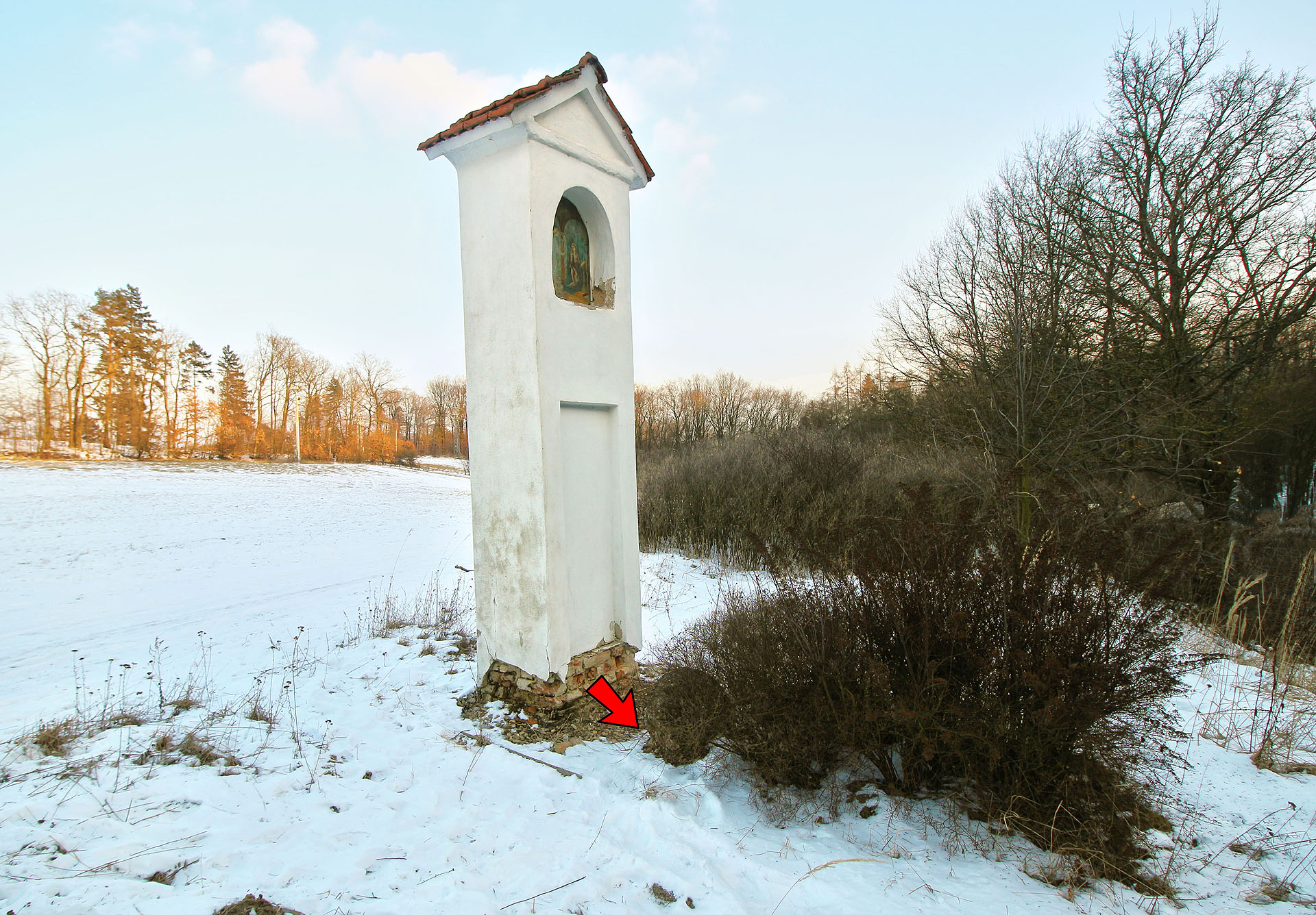 Poslední, a jako obvykle nejtěžší, skrýš třetího kola pak čekala nejdále od městského centra, na výspě zimy v Útěchově. zatímco ve městě už bylo cítit jaro, tady nahoře v lesích ještě ležel sníh.
