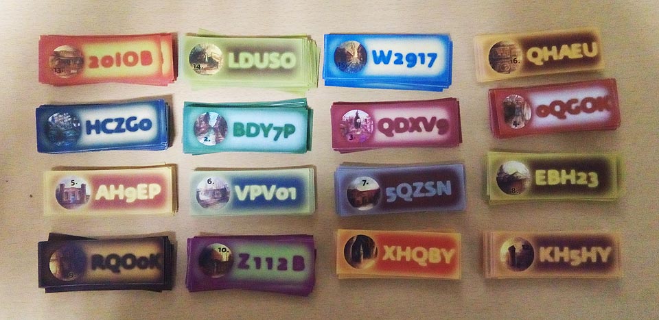 Tak vypadaly důkazní lístky ze všech šestnácti skrýší. Vyskládané jako zákusky v cukrárně působily doslova malebně.