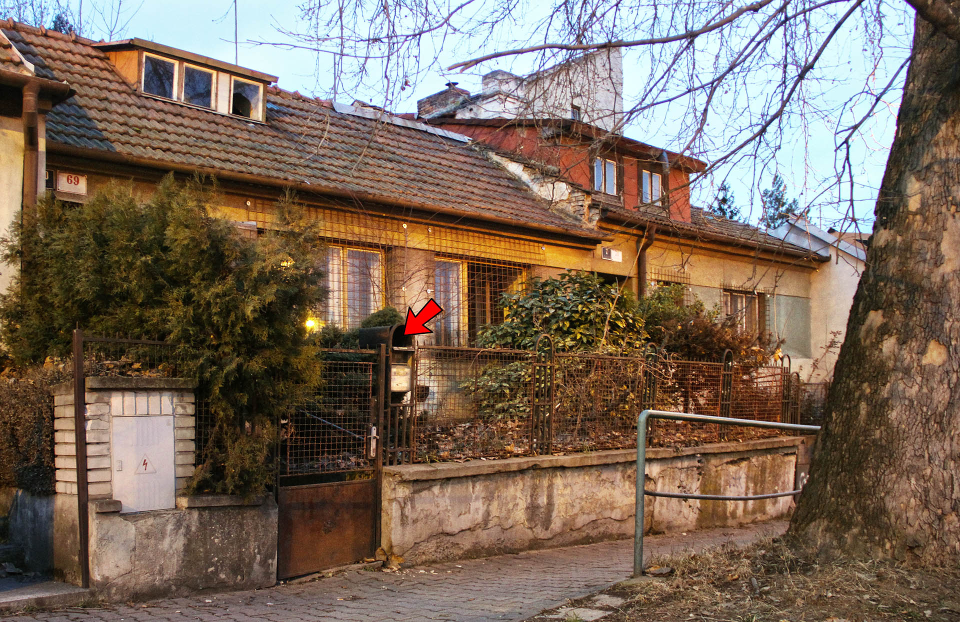 Foglarovská třináctka aneb první skrýš (zatím) posledního kola. Ačkoliv bylo místo tentokrát jednoduché, pozvali jsme účastníky do <a href="/Tema/Dělnická kolonie Pod kopcem">Kolonie Pod kopcem</a>, která už brzy uvolní místo dálniční křižovatce.