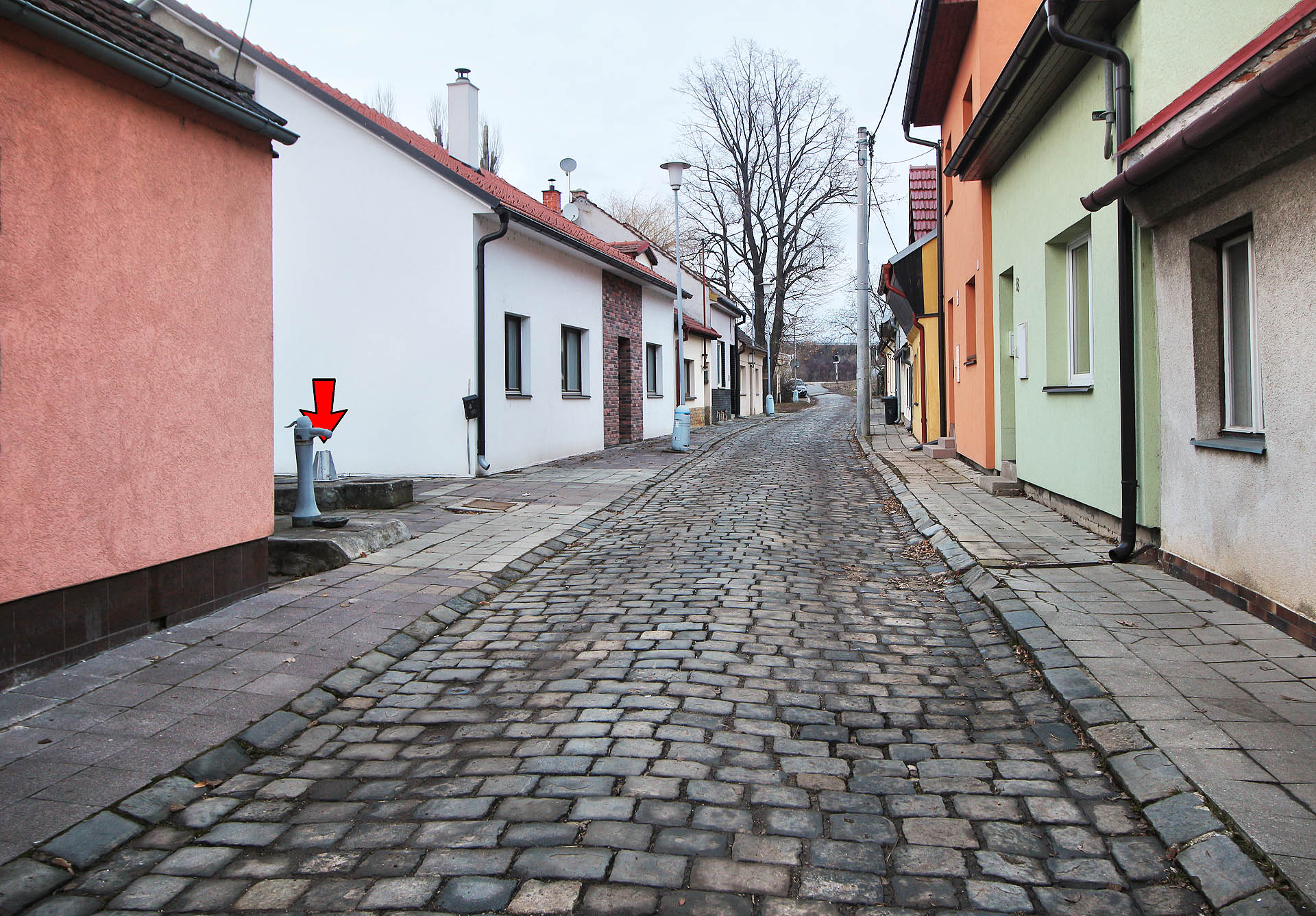 Jednou z méně známých dělnických kolonií je v Brně <a href="/Tema/Slatinka (ulice v Brně)">Slatinka</a> ukrytá v trojúhelníku mezi letištěm, dráhou a dálnicí.