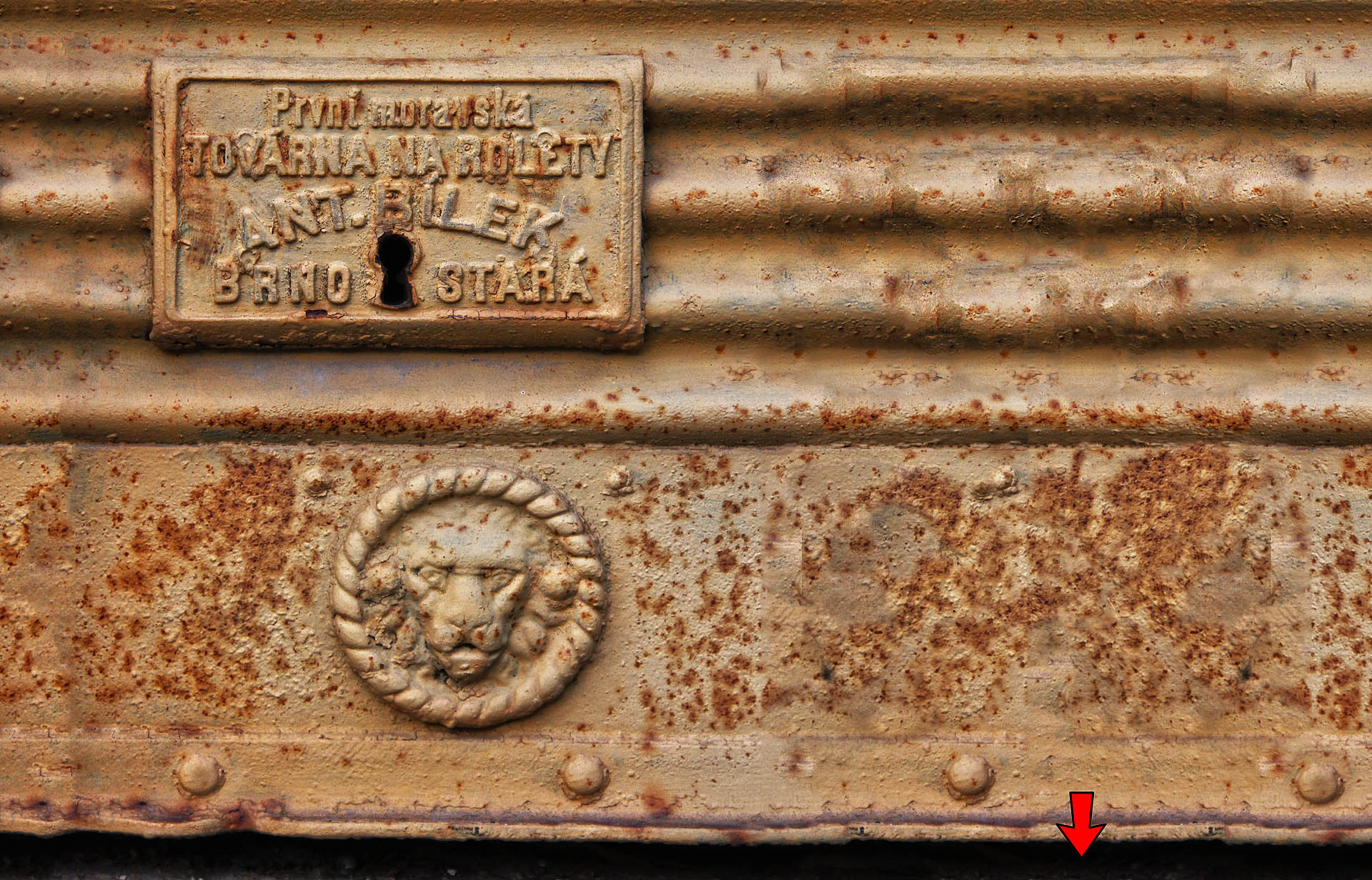 Poslední, šestnáctou skrýš jsme na opakované žádosti o ztížení hry vybrali opravdu vypečeně. Účastníci měli k dispozici pouze fotku detailu rolety z brněnské firmy Bílek, přesto se našlo celých 86 týmů, které skrýš v <a href="/Tema/Divišova kolonie">Divišově kolonii</a> našly. Někteří se z toho málem zbláznili, jako třeba nejvzdálenější účastnice z Vladivostoku, která vytvořila mapu Bílkových rolet v Brně.