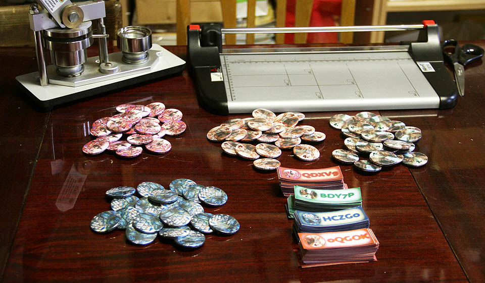 O půlnoci to vypukne! Příprava prvního kola hry, výroba odznaků a lístečků se protáhla do nedělního večera. Do půlnoci jsme pak objížděli jednotlivé skrýše.