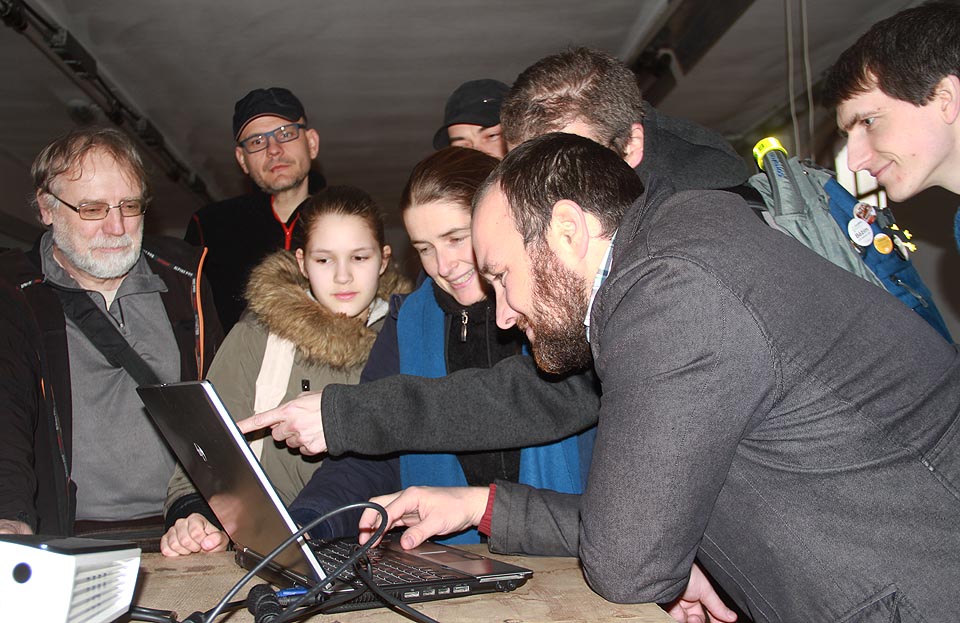 Po oficiální části programu závěrečného setkání jsme se s chutí vrhli na diskuze o jednotlivých stanovištích, zážitky ze hry a pláínování dalších ročníků. U počítače s mapou a fotkami jsme vydrželi nakonec déle než hodinu.