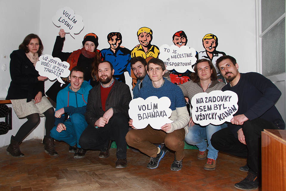 A to jsme my. Organizátoři hry a závěrečného setkání - zleva Drobek, ¥, Rychlonožku překrývající Spyro, já, Jarka Metelka, Romain, Mirek Dušín, Svišť 2, Červenáček, Renča, Jibndra Hojer a kanón Vojta. Chybí Soki, který z pozadí programoval web hry.