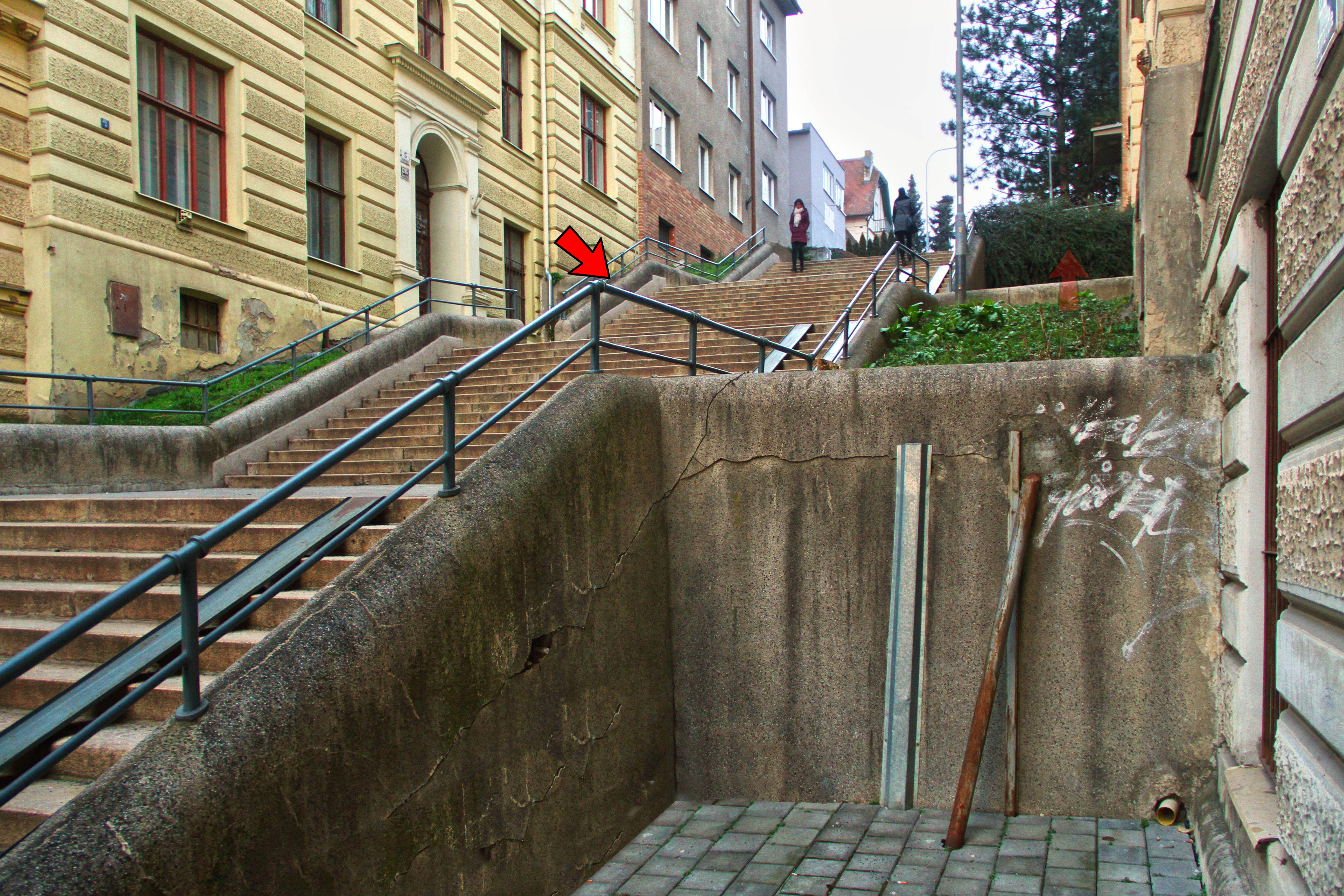 První skrýš prvního kola. Jednoduchý začátek na rozehřátí a drenážní trubky na Schodové ulici za Lužánkami. Prvních pár dní tu bylo docela narváno.