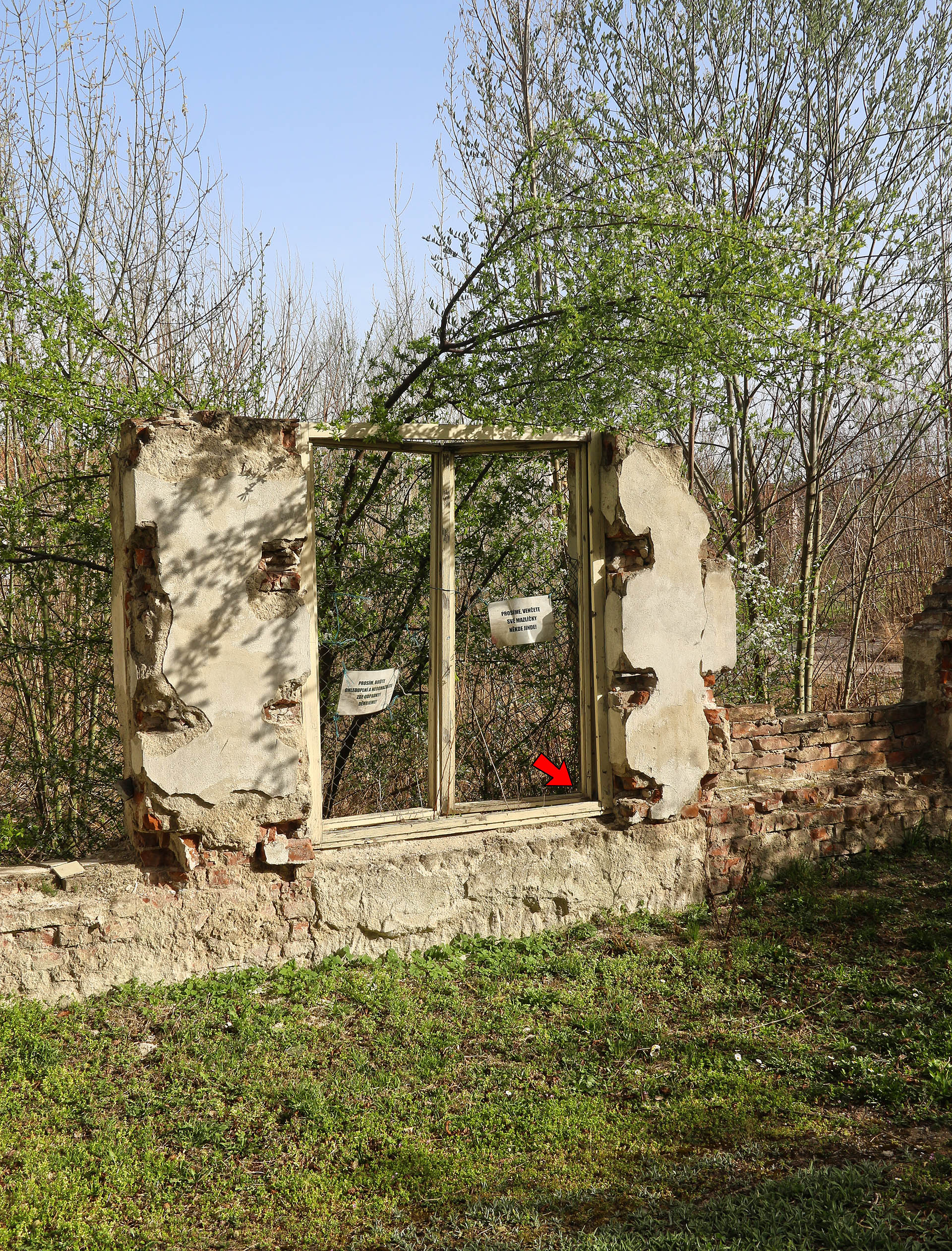 Nakonec mě dychtiví účastníci přesvědčili a vydal jsem se hledat čtyři skrýše pro páté bonusové kolo. protože jsem ale z organizátorů zůstal sám, nekonalyx se obrázky, důkazní lístečky ani obnovování ukradených stanovišť. Sedmnáctá skrýš Šestnáctera v umírajícím areálu Krasu za Mendlovým náměstím.