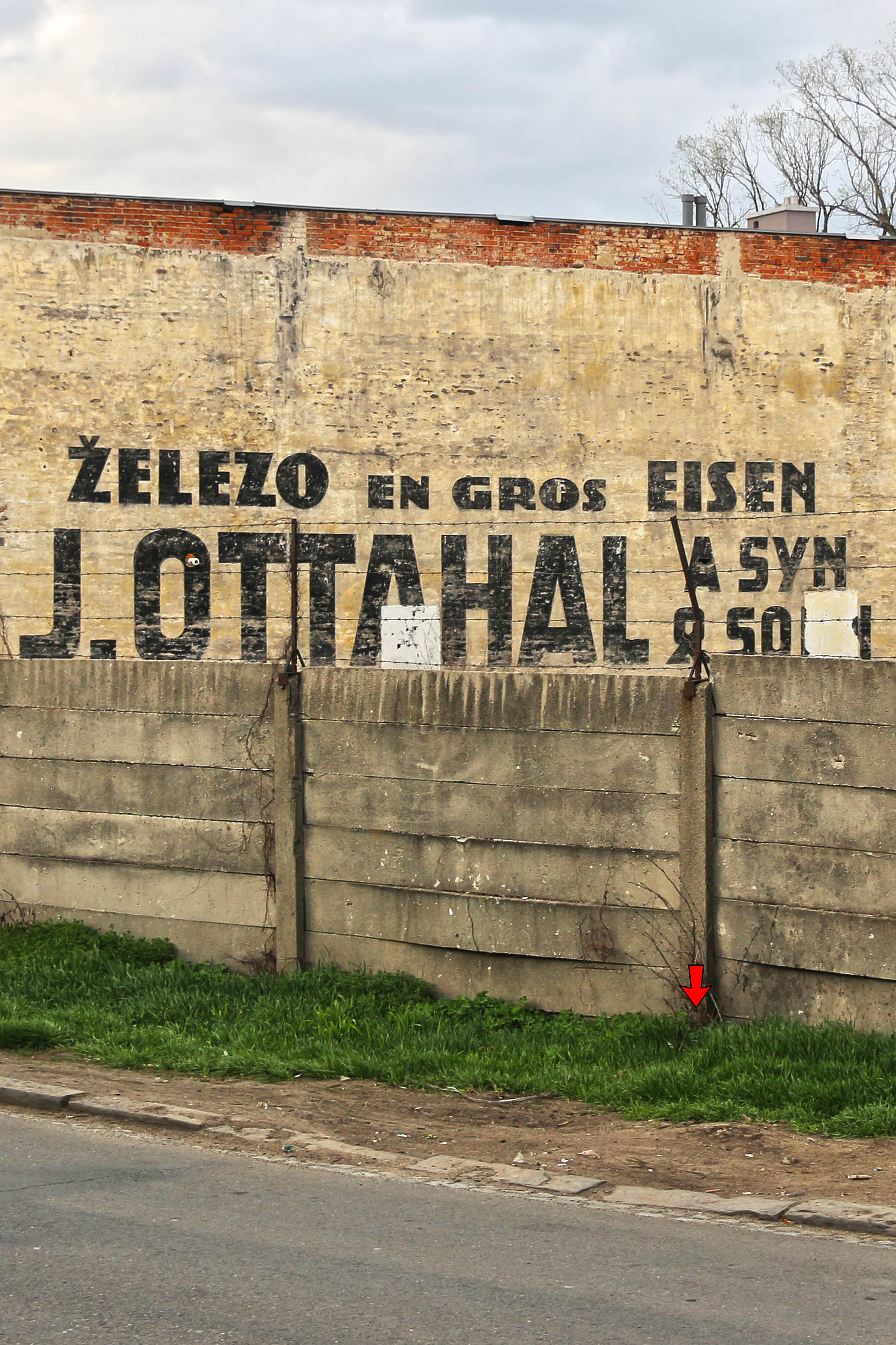 Poslední z posledních neboli dvacátá skrýš. Pomíchaný nápis „ŽELEZO EN GROS EISEN J. OTTAHAL A SYN & SOHN“jsem objevil vlastně náhodou, když jsem se vracel od skrýše č. 18. Napíšu o něm někdy článek na Druhé Brno.