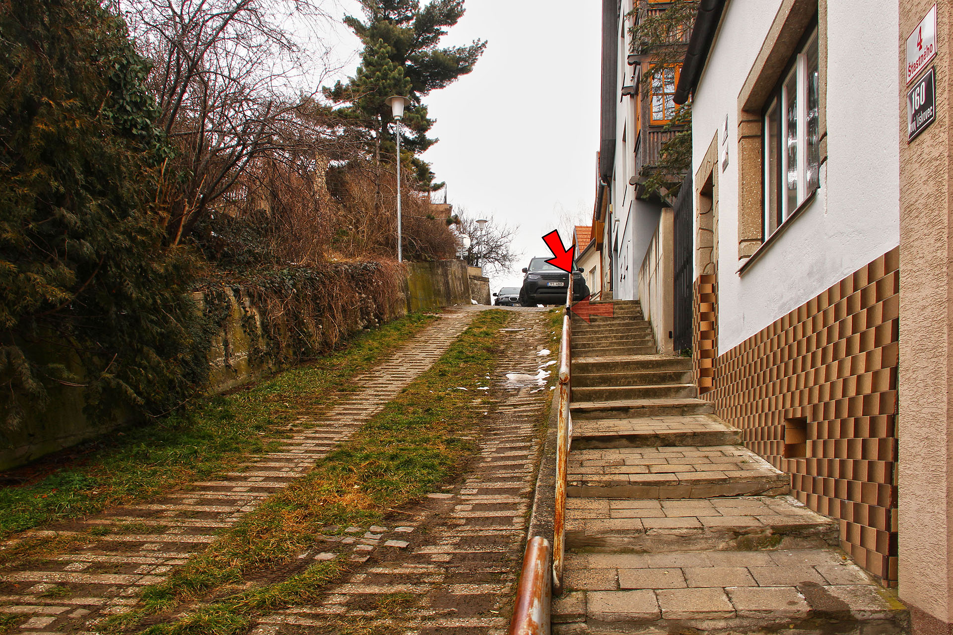 Dvojka nás poněkud potrápila. Zřejmě obvytael domku na snímu nám asi dvanáctkrát odcizil skrýš včetně obsahu, a to i přesto, že jsme ji dvakrát přemístili.