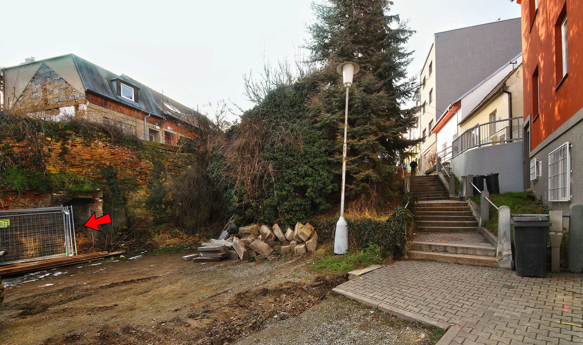 První těžší skrýš nesla číslo 3. Nejen, že se tu postupně měnil rozsah stavebních prací, ale i samotné zákoutí Horymírovy ulice leckoho potrápilo. Falešnou stopou pak byl maltézský kříž na budově v pozadí.