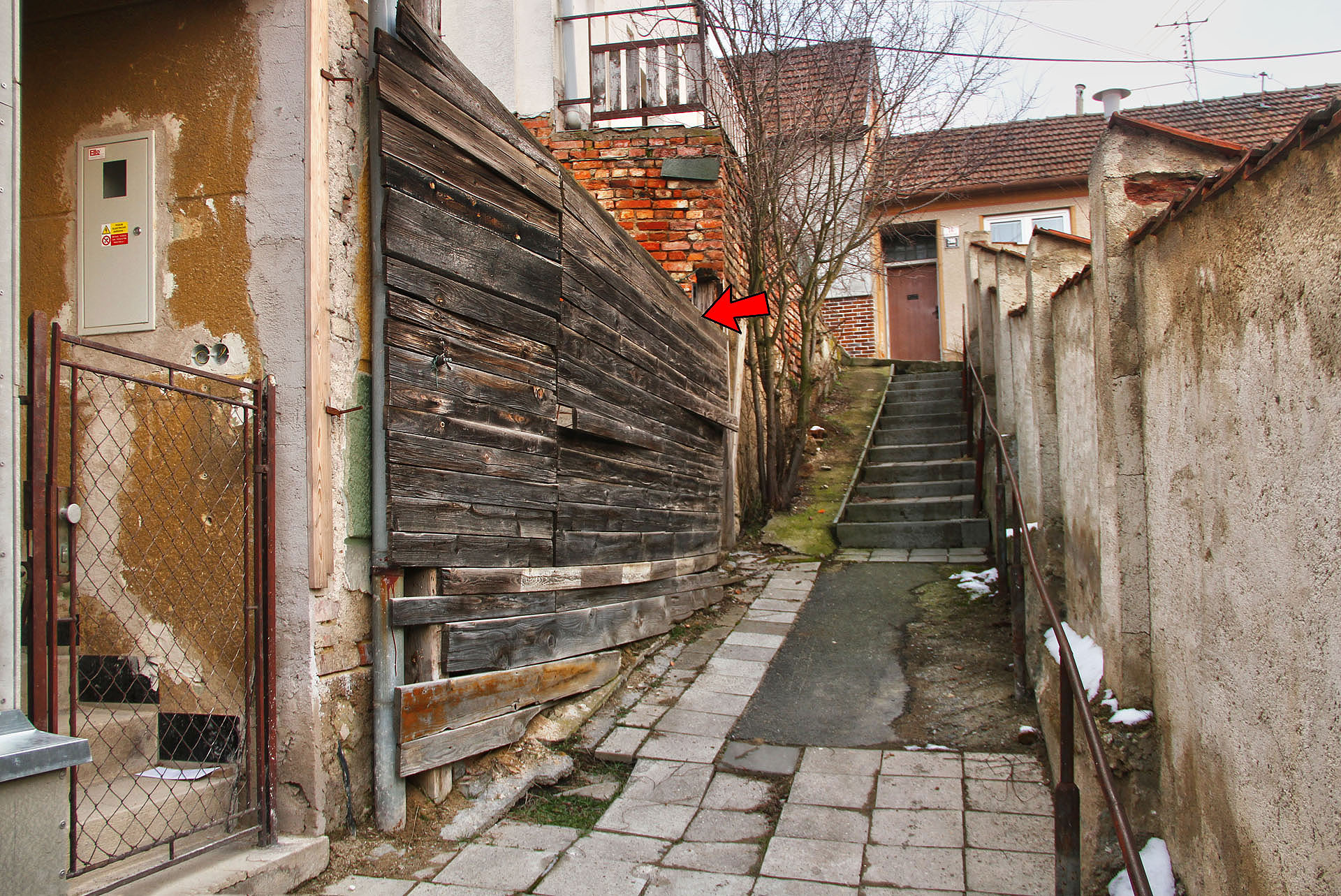 Jedna z nejmalebnějších skrýší, čtverka v <a href="/Tema/Divišova kolonie">Divišově čtvrti</a> uzavřela první kolo, v němž všechny skrýše nějakým způsobem souvisely se schody a schodišti.