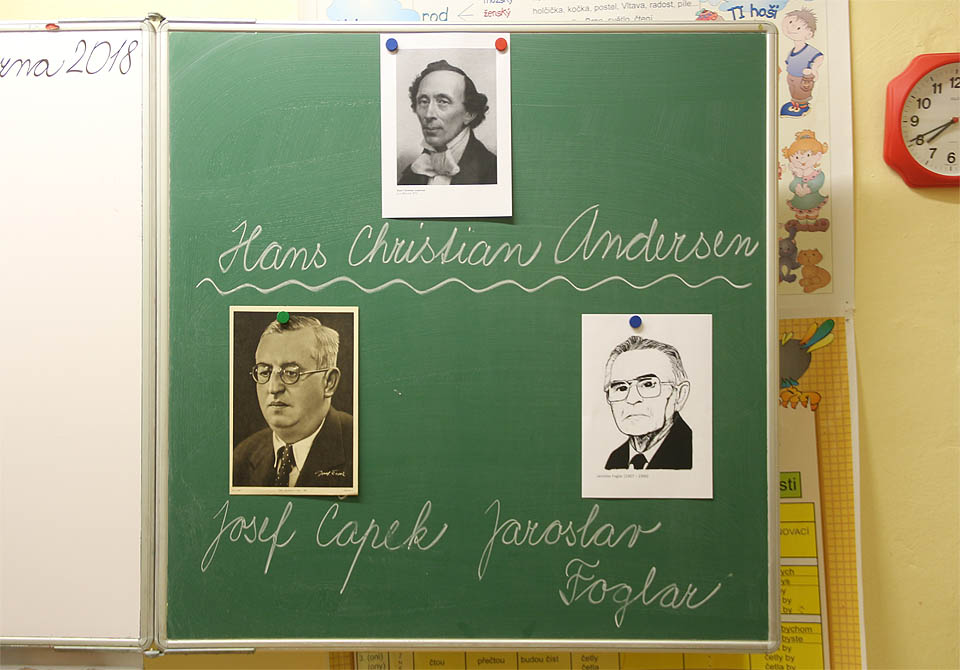 Co by na to asi říkal slavný spisovatel? Myslím, že by se Jaroslav Foglar přinejmenším divil, v jaké společnosti se to ocitl. O Josefu Čapkovi s Hansem Christianem Andersenem ani nemluvě.