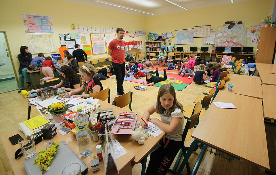 Jedna z pěti připravených her spočívala v zapamatování si barev a vybarvení obrázku Rychlých šípů. Vojta jako dráb dohlíží na snaživé žáčky ze ZŠ Prštice.
