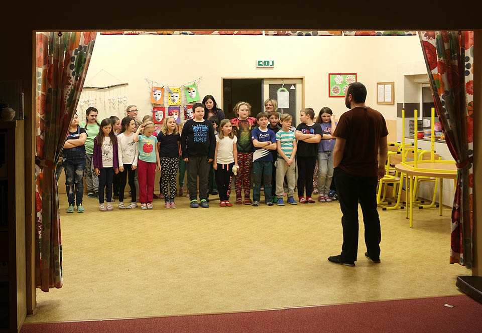 Na snímu není loutkové divadlo - naopak autor článku vysvětluje dětem pravidla hry Ulčovky.