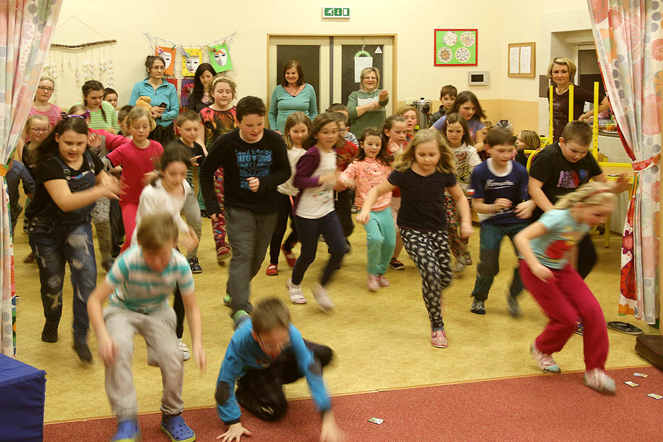 A zde již děti pravidla pochopily a vrhají se na zoufalého autora článku, který mezitím utekl mimo záběr.
