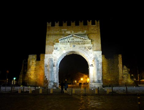 Brána v Rimini (děvčata jsou z Ruska).