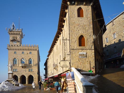 Radnice na středověkém pohledu.