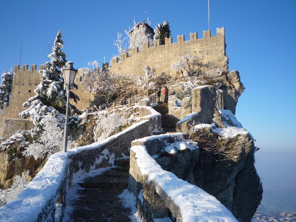 A jeden ze tří místních hradů (Cesta).