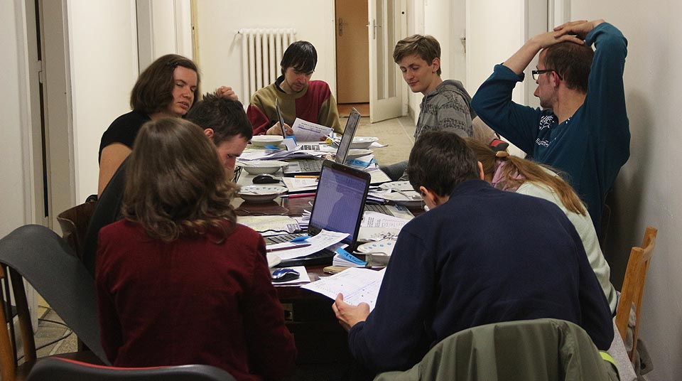 Vyhodnocování vyplněných tabulek a bločků se letos protáhlo do pozdního večera, noci, ba dokonce rána. Na chodbě v <a href="/Tema/Moravská typografie">Morku</a> nám bylo dobře - naposledy - do konce května musíme klubovnu vyklidit.