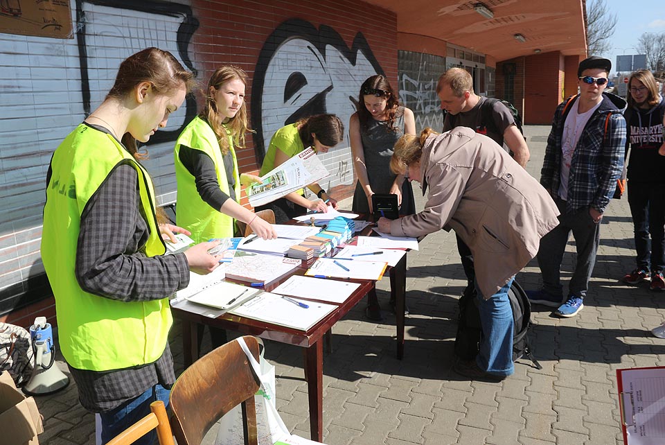 Jako každý rok, i letos se zhostily registrace krásné dívky. Letos ke klasickému týmu přibyly Danča, Spyro a Ráďa.
