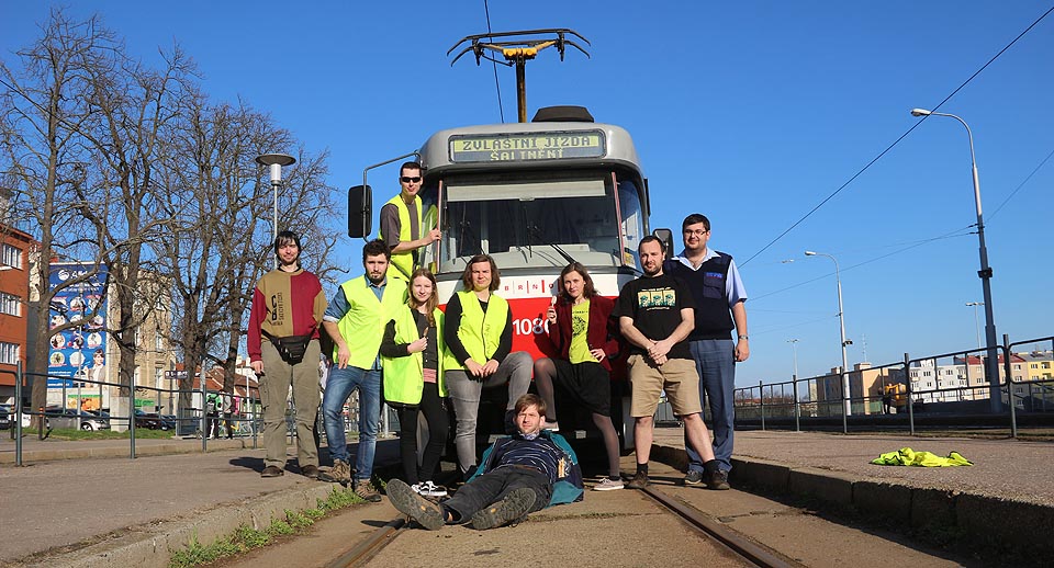 Společná fotka na prostředním nástupišti malého trojkolejného nádraží u brněnského výstaviště.