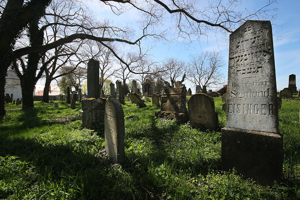 V Podivíně je rozlehlý židovský hřbitov. Na návštěvu je třeba se objednat nebo přeskočit zeď.
