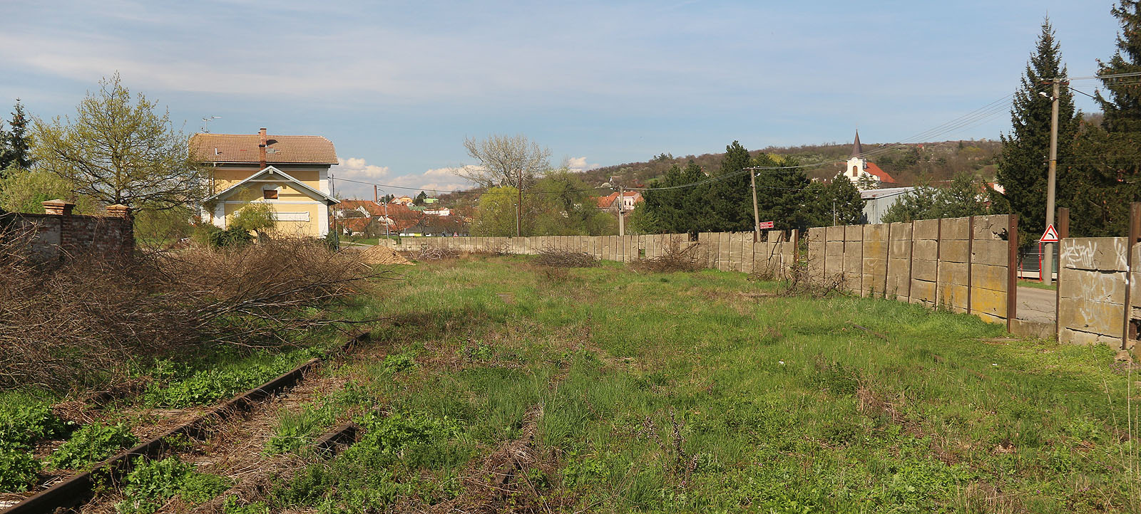 <a href="/Tema/Židlochovice (žst)">Železniční stanice Židlochovice</a> se pomalu chystá na obnovu trati z <a href="/Tema/Hrušovany u Brna (žst)">Hrušovan</a>. Po desítkách let sem zase začnou zajíždět osobní vlaky, tentokrát rovnou v elektrické trakci.