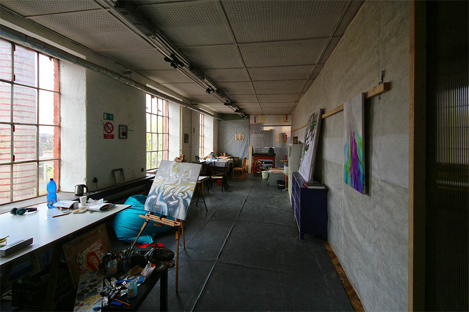 Na druhou stranu jsou to krásné prostory s fenomenálním výhledem na továrny a <a href="/Tema/Železniční trať Brno – Česká Třebová">železnici</a>. Uvidíme, jak se rozhodne pracovní skupina pro stěhování sídla.