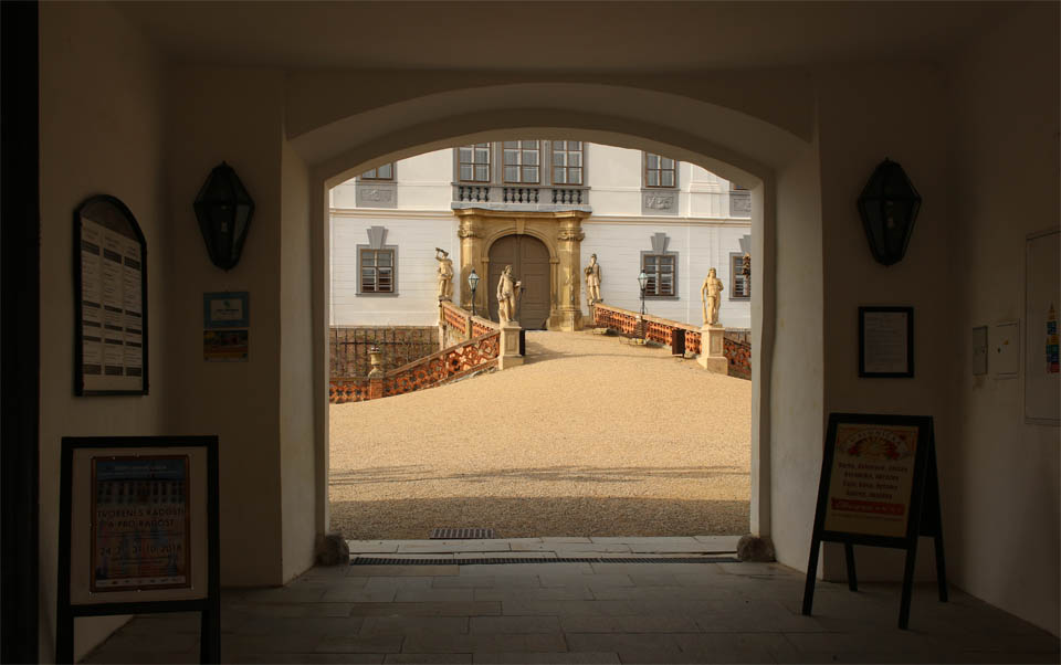 Odpoledne jsem zajel za Renčou do Lysic, kde jsme strávili pár hodin hledáním problémů v účetnictví. Protože bylo hezky, vzali jsme si práci do zámeckého parku.